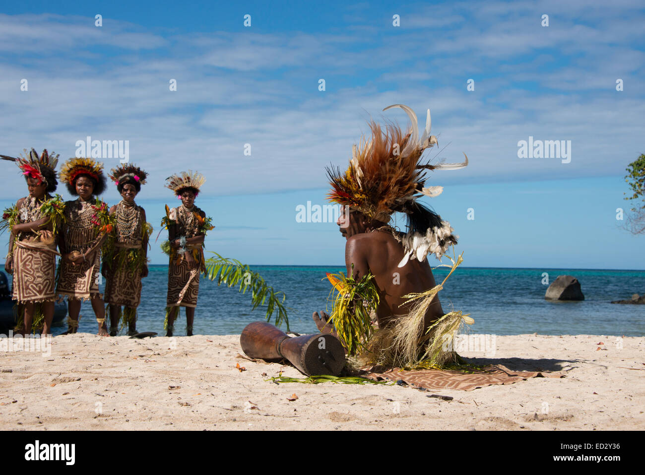 Papua Nuova Guinea, Tufi. Tradizionale benvenuto sing-sing le prestazioni con gli abitanti di un villaggio di vestiti in costumi nativo. Foto Stock