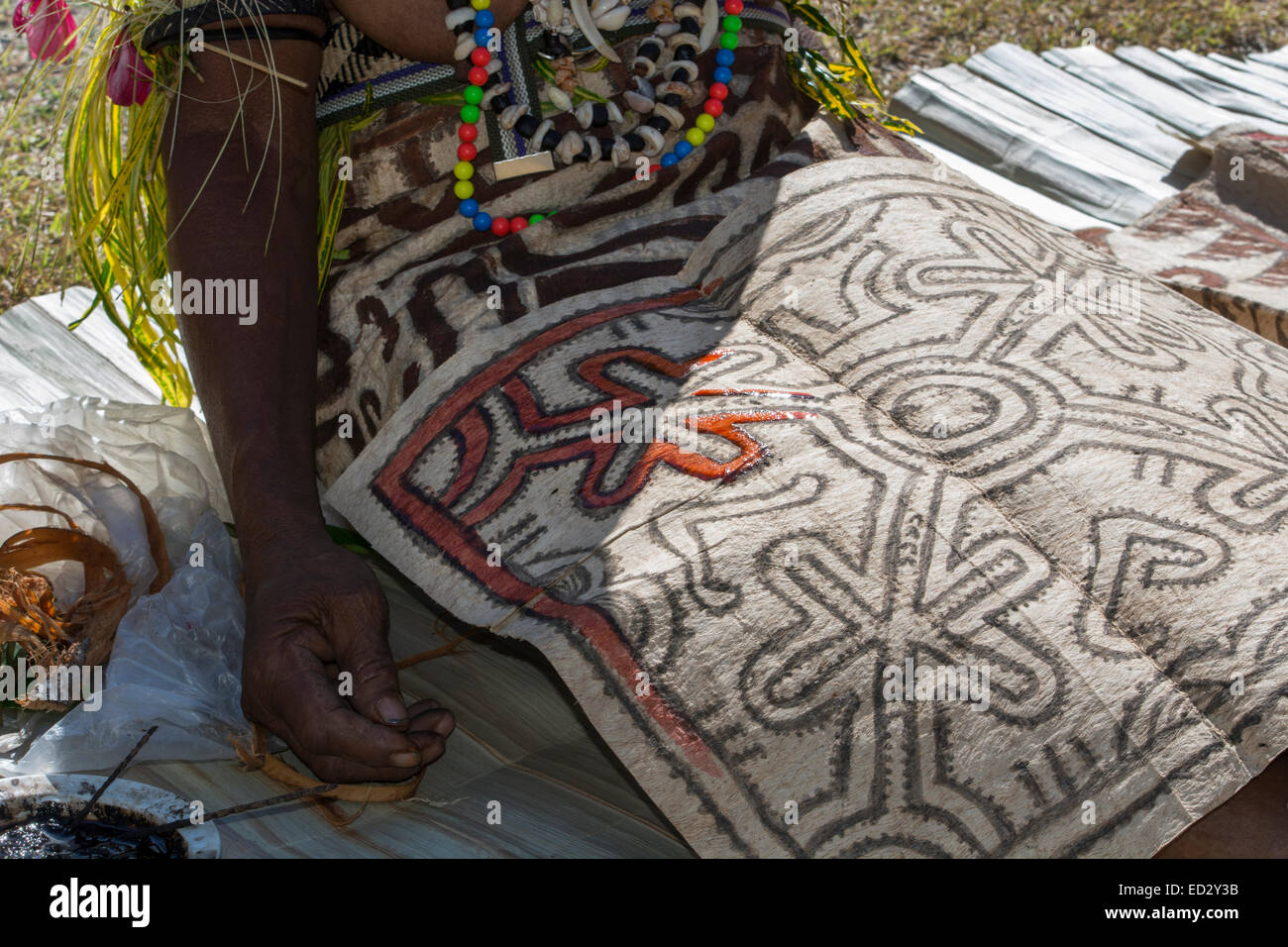 Papua Nuova Guinea, Tufi. Tradizionale a mano tapa panno, realizzato dalla carta gelso, dipinta a mano. Foto Stock