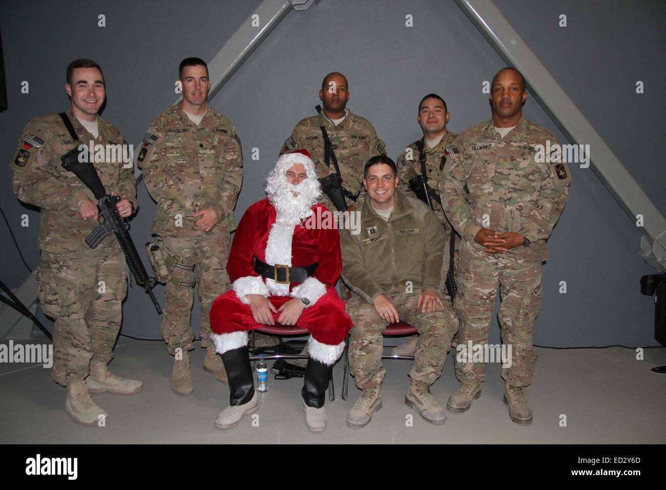 I soldati USA posano con Babbo Natale alla vigilia di Natale a Bagram Air Field 24 dicembre 2014 in Bagram, Afghanistan. Foto Stock