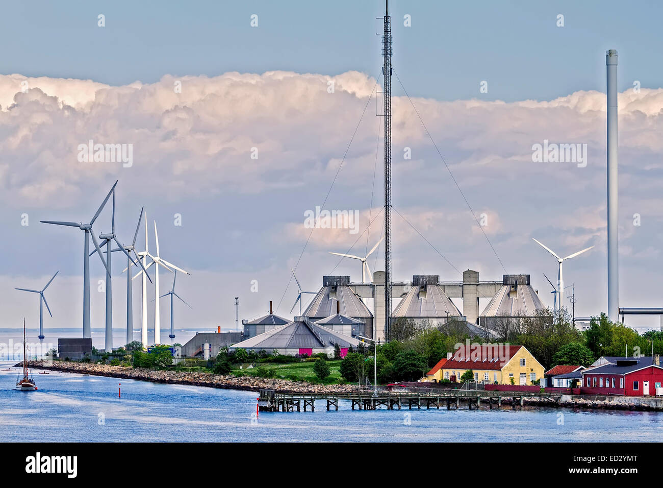 I generatori eolici e gli edifici nel porto di Copenhagen DANIMARCA Foto Stock