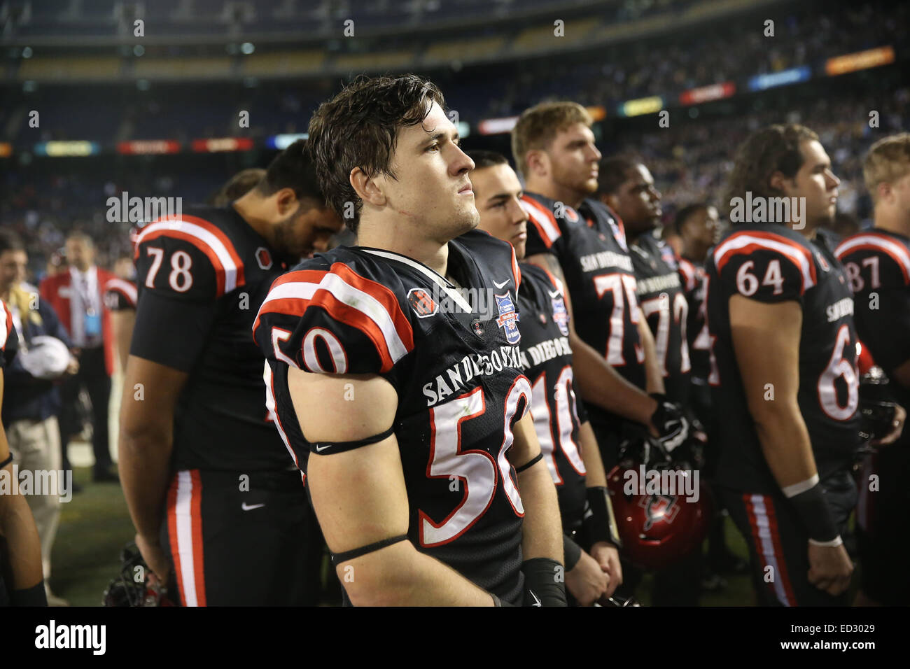 San Diego, CA, cioè Stati Uniti d'America. 23 dic 2014. Dicembre 23, 2014: San Diego State Aztechi e Navy aspiranti guardiamarina, Qualcomm Stadium di San Diego, CA. Sa Diego membro giocatori dare alta classe onore alla Marina i giocatori e i soldati nel post gioco canzone. Credito: Peter B-House Joneleit/ZUMA filo/ZUMAPRESS.com/Alamy Live News Foto Stock