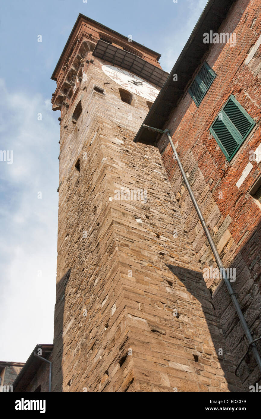 Torre delle Ore, la torre più alto nella città. Funzionamento orologio fin dal 1390. Lucca, Toscana, Italia. Foto Stock