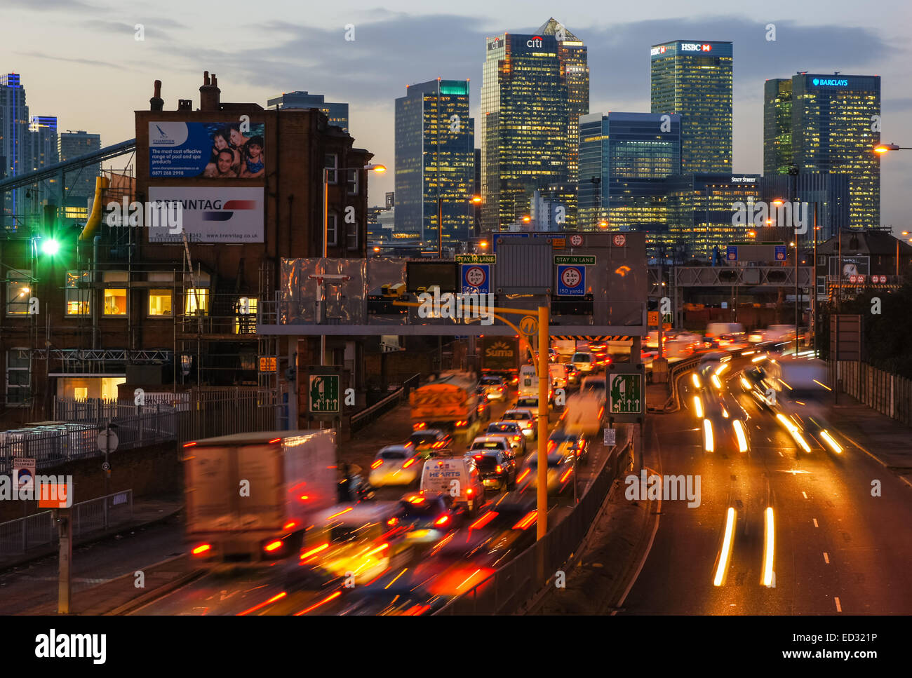 Il traffico su un102 Blackwall Tunnel approccio con Canary Wharf grattacieli in background, Londra England Regno Unito Regno Unito Foto Stock