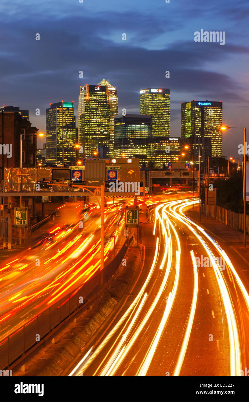 Il traffico su un102 Blackwall Tunnel approccio con Canary Wharf grattacieli in background, Londra England Regno Unito Regno Unito Foto Stock