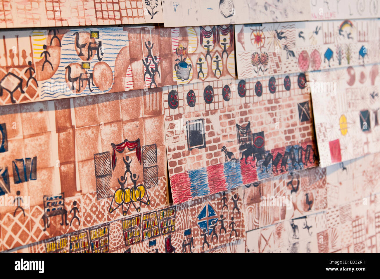 Artwork realizzati dai ragazzi che hanno partecipato alla celebrazione di ultimo giorno della University Art Museum, prima del suo spostamento. Foto Stock