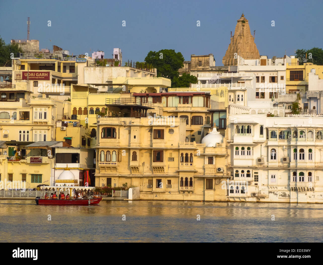 Udaipur città vista dal lago Pichola Foto Stock