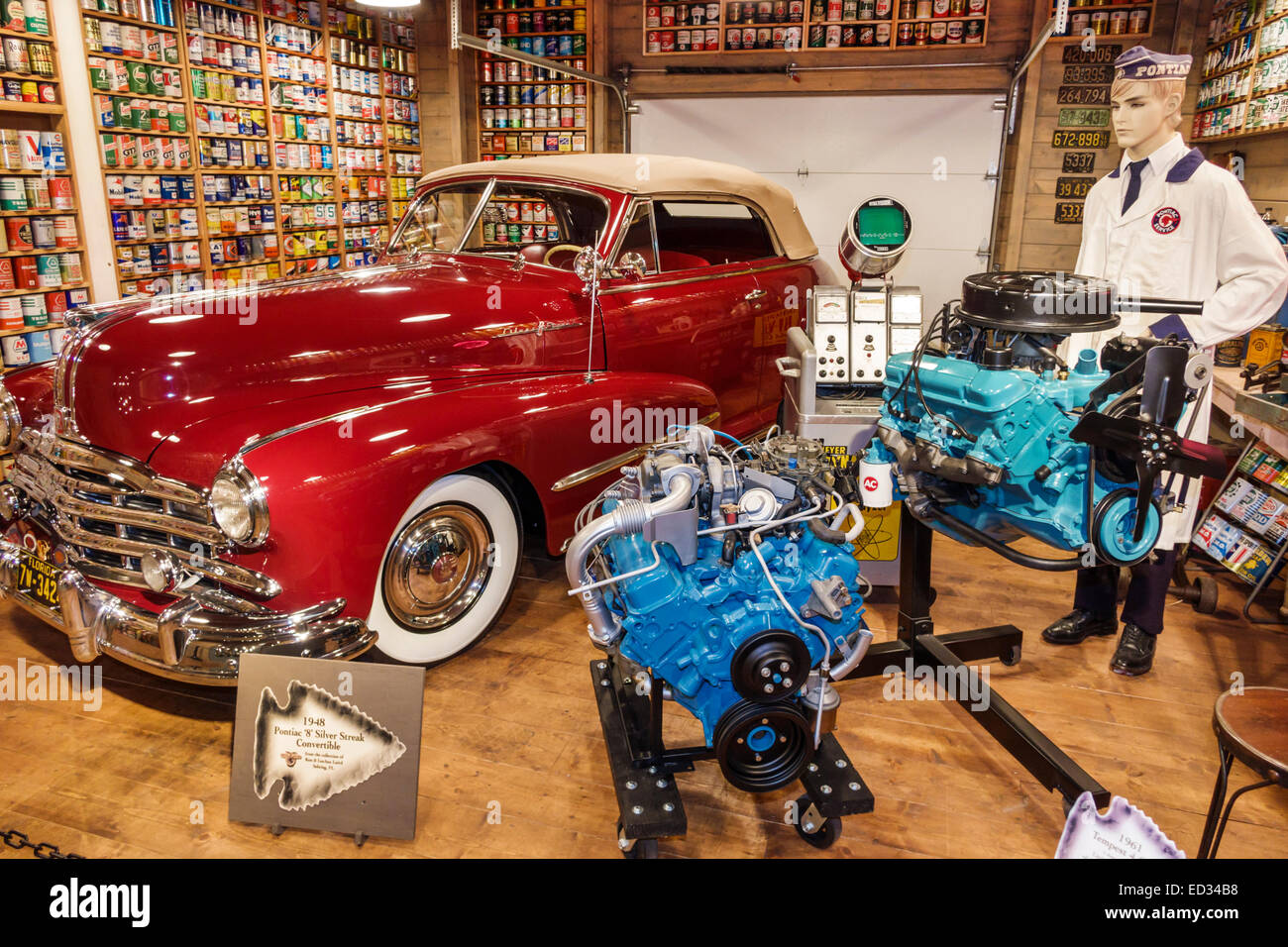 Illinois Pontiac,Pontiac Oakland Auto Museum,mostra collezione mostra vendita interni,8 Silver Streak Convertible,motore,IL140905023 Foto Stock