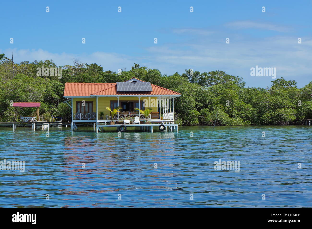 Off grid casa sul mare con pannelli solari sul tetto, Caraibi, Panama Foto Stock