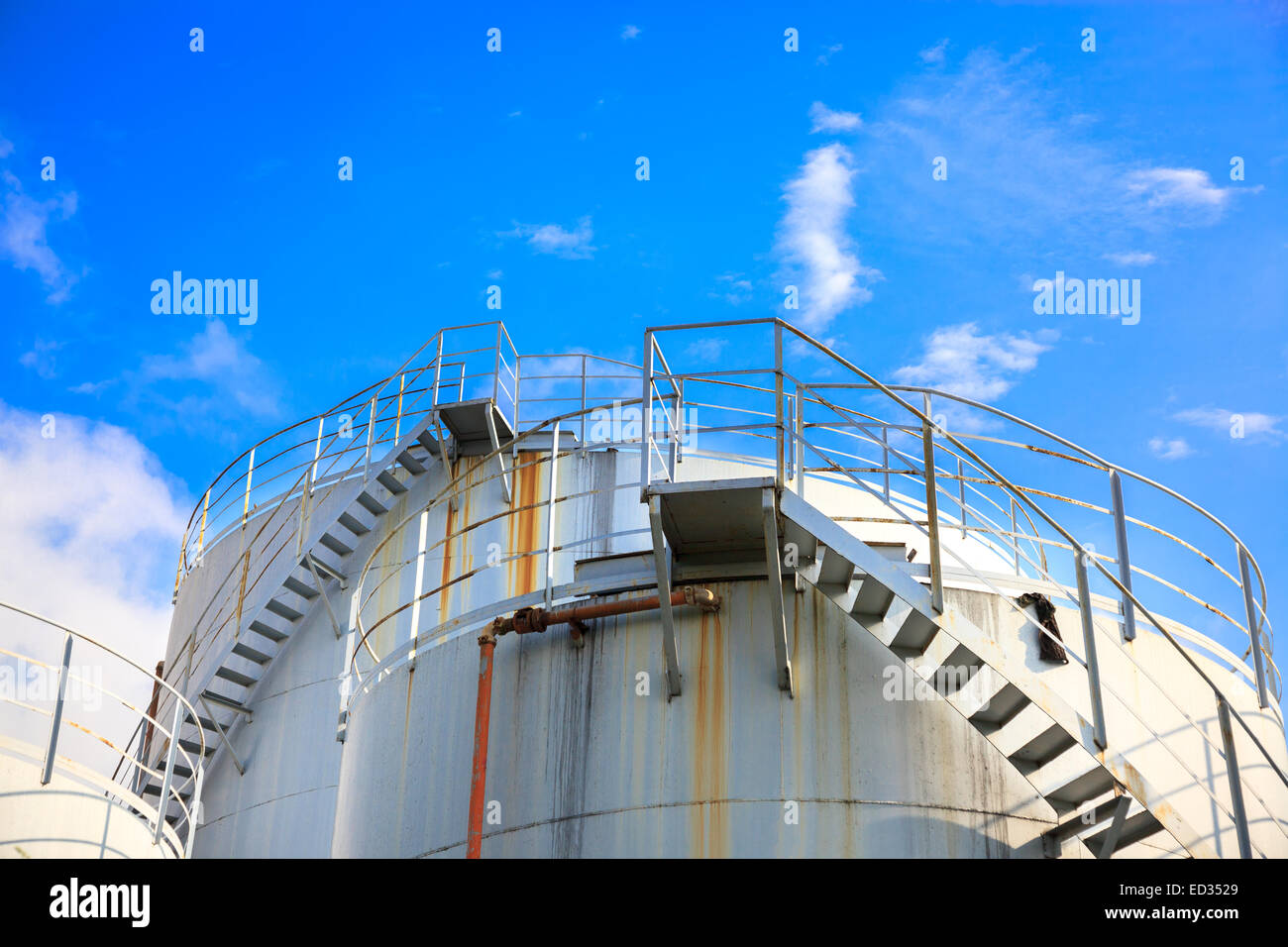 Carburanti industriali storages sotto il cielo blu alla raffineria di petrolio Foto Stock