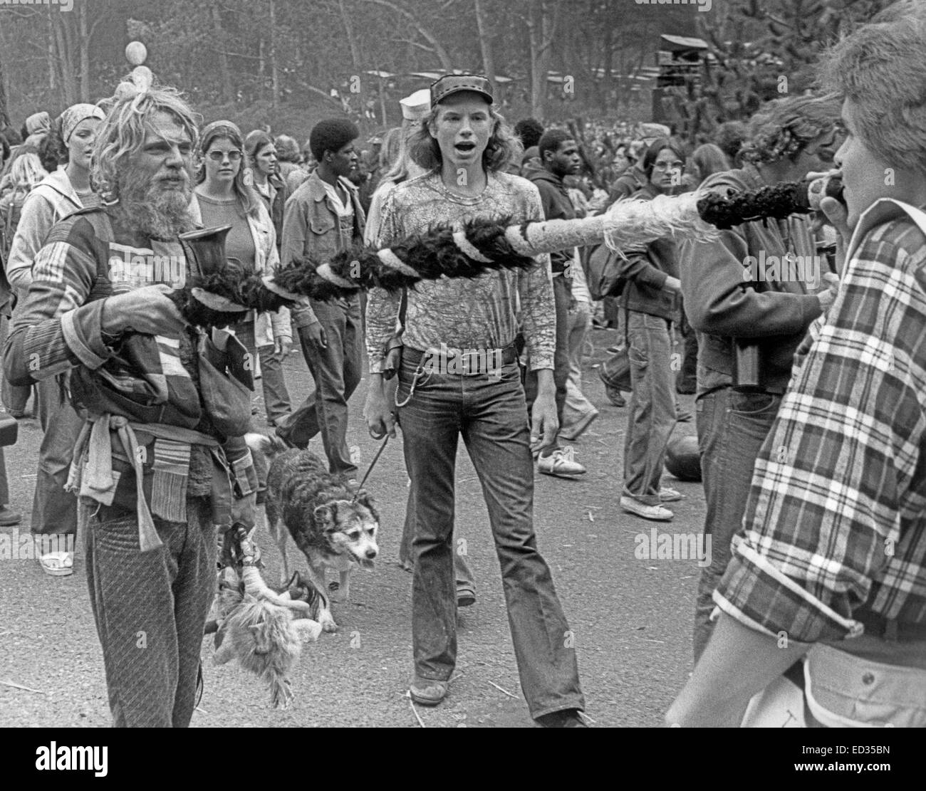 La condivisione di un tubo in un concerto gratuito in Golden Gate Park di San Francisco, 1975 Foto Stock
