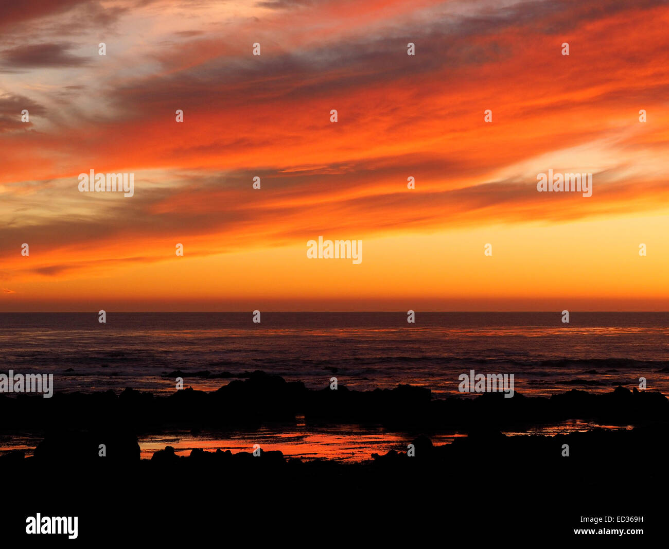 Cielo rosso tramonto sull'Oceano Pacifico Foto Stock