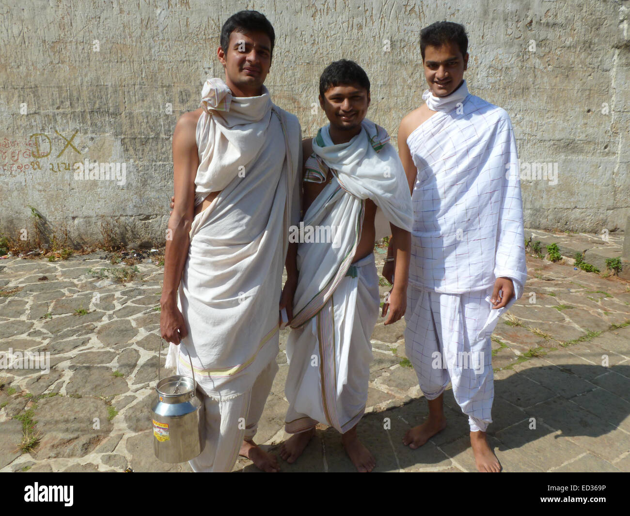 Tre uomini in bianche tovaglie a tempio Jain di junagadh gujarat india Foto Stock