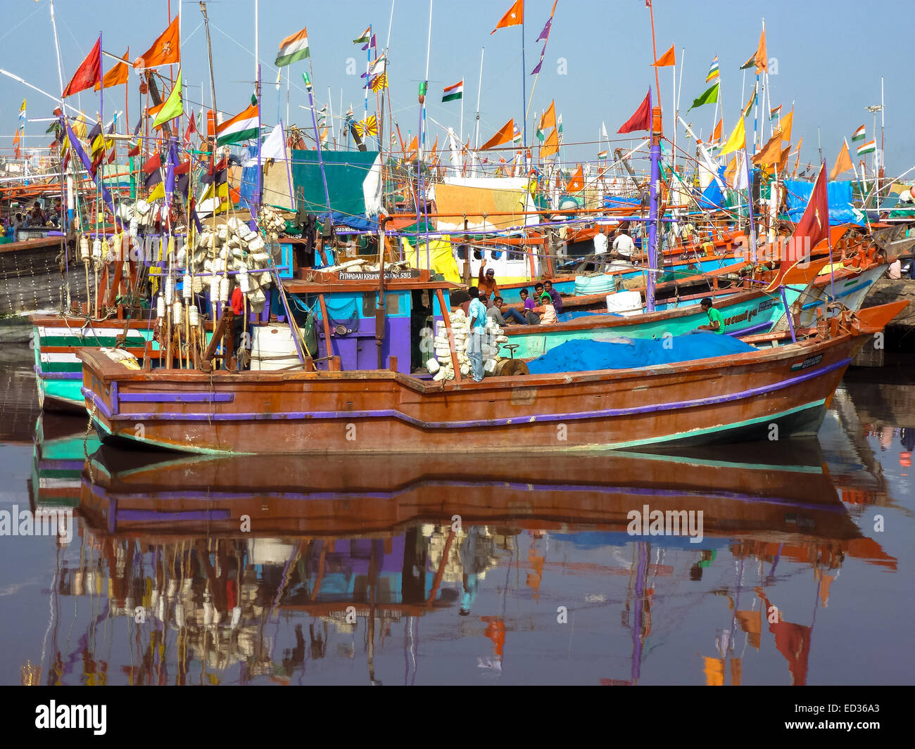 Legno vecchio peschereccio nel porto di somnath in Gujarat india Foto Stock