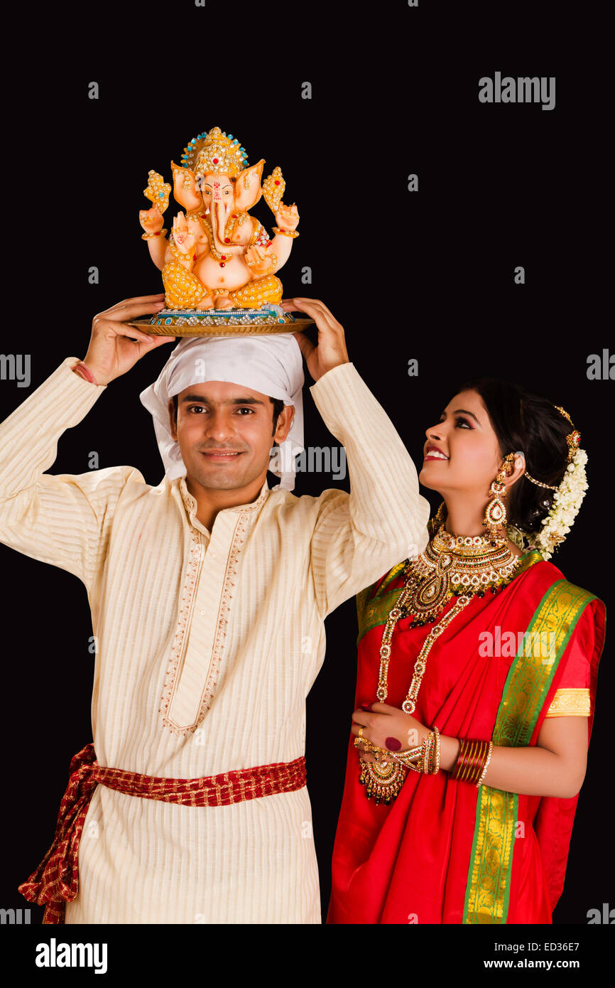 2 Bengali coppia sposata Ganesh Chaturthi culto Foto Stock