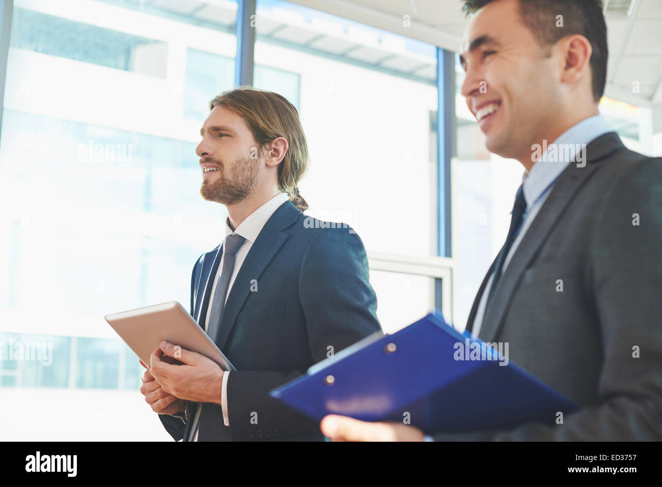 Due imprenditori ascoltando la lezione Foto Stock