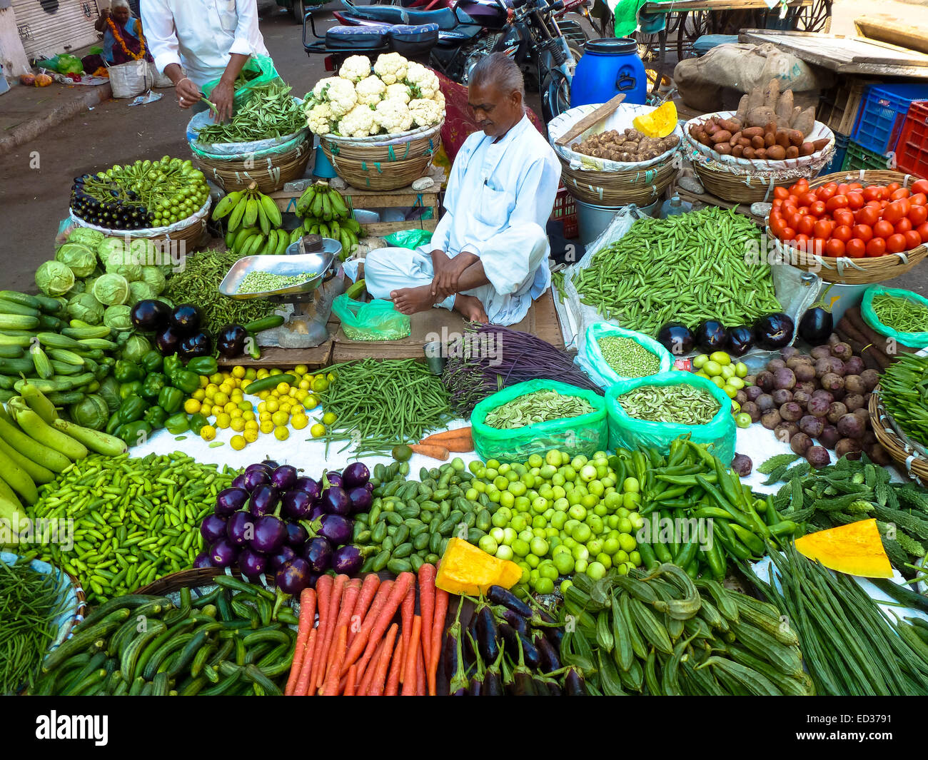 L uomo nella sua verdure stallo in Ahmedabad, India Foto Stock