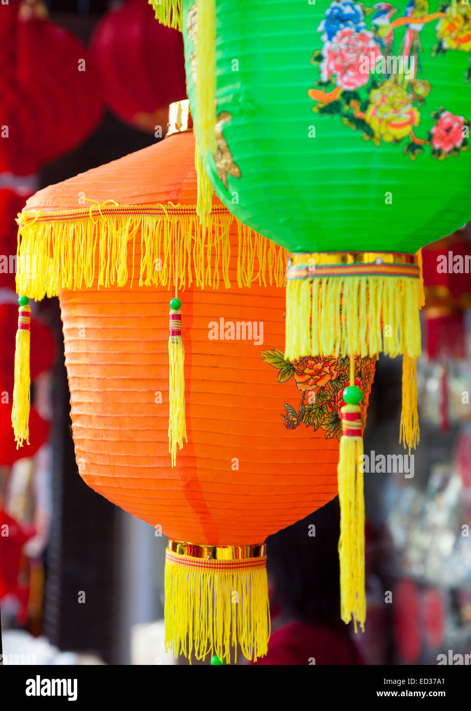 Colorati cinese lanterne di carta appeso in una strada martket preparato per il festival della primavera cinese Foto Stock