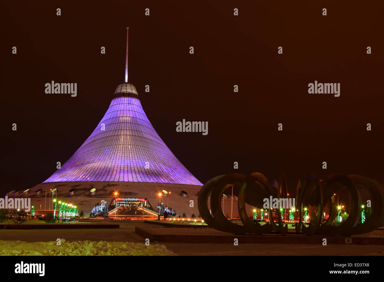 Il khan shatyr entertainment center a Astana, Kazakistan, di notte Foto Stock