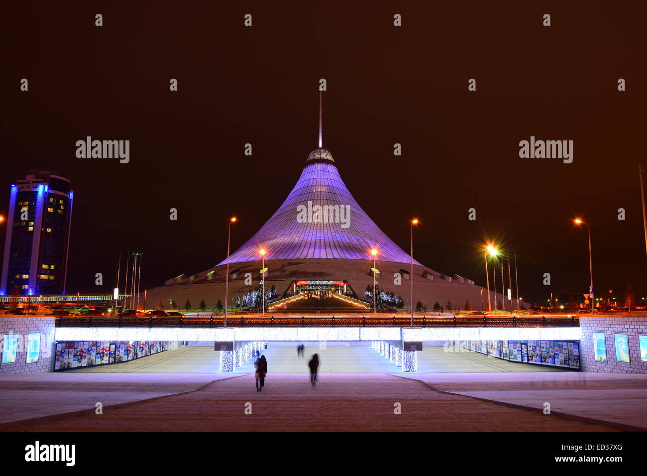 Il KHAN SHATYR entertainment center a Astana, Kazakistan, di notte Foto Stock