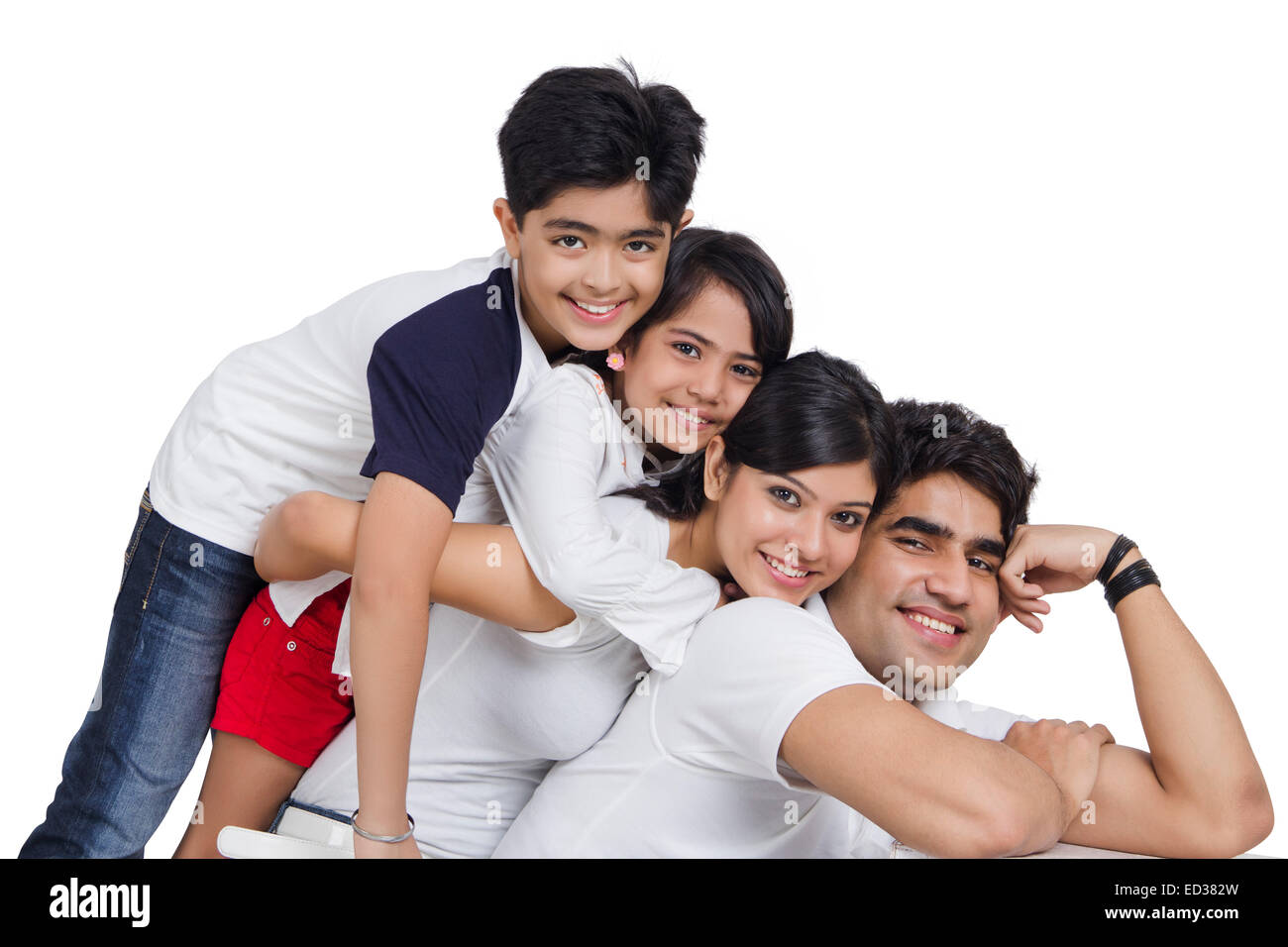 Famiglia indiana godere Piggyback Foto Stock