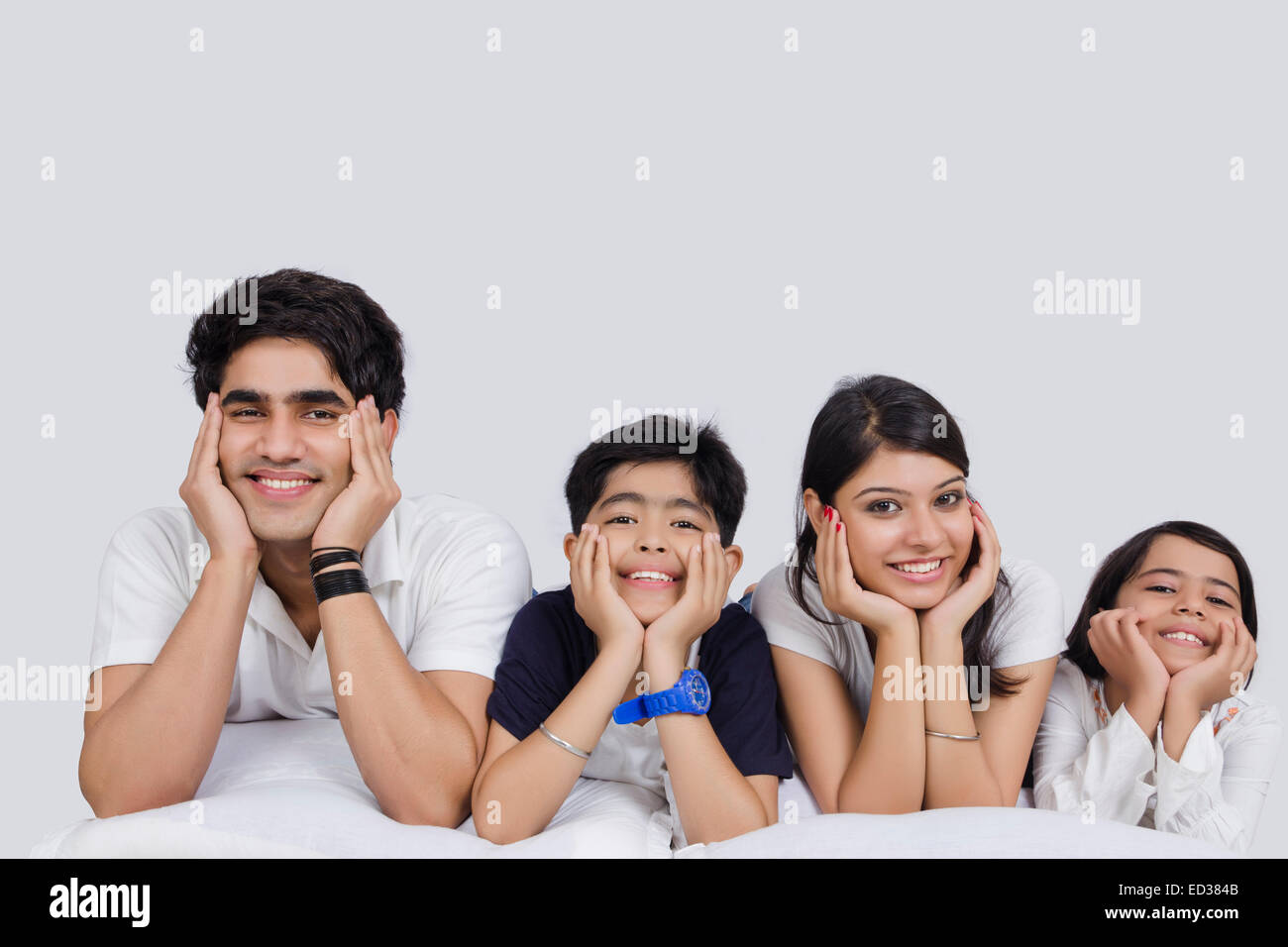 Famiglia indiana rilassarsi sdraiati Foto Stock