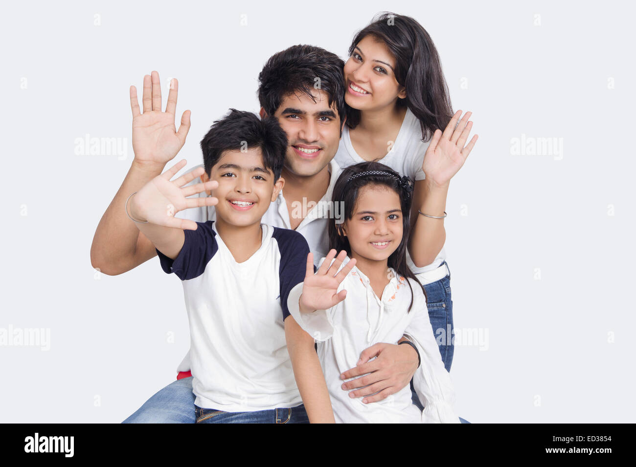 Famiglia indiana seduta che mostra le mani Foto Stock