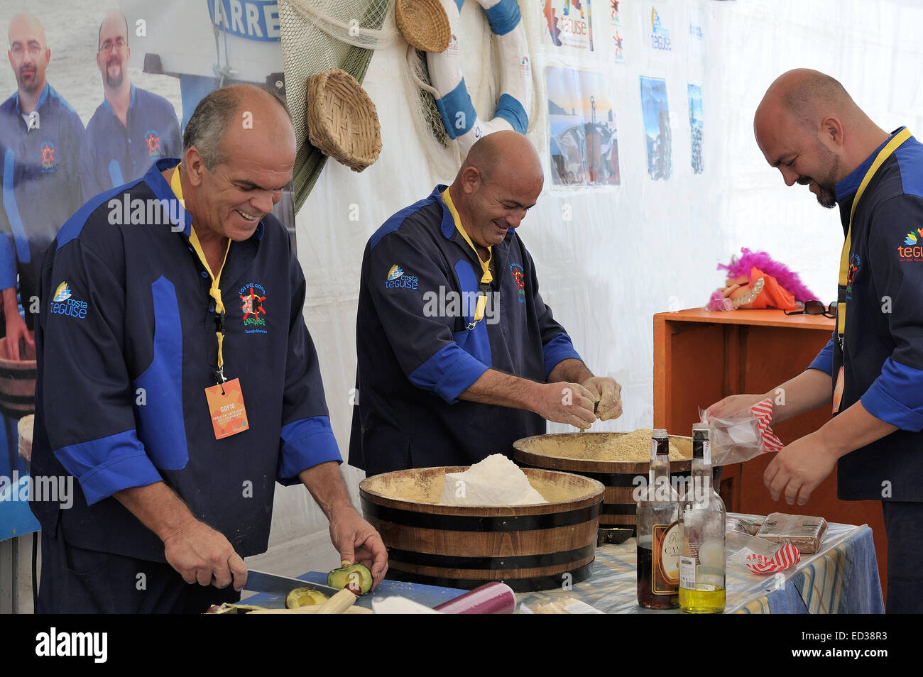 "Los del gofio" la cottura al Fiesta di industria artigianale, Tinajo, Lanzarote, Isole Canarie, Spagna Foto Stock