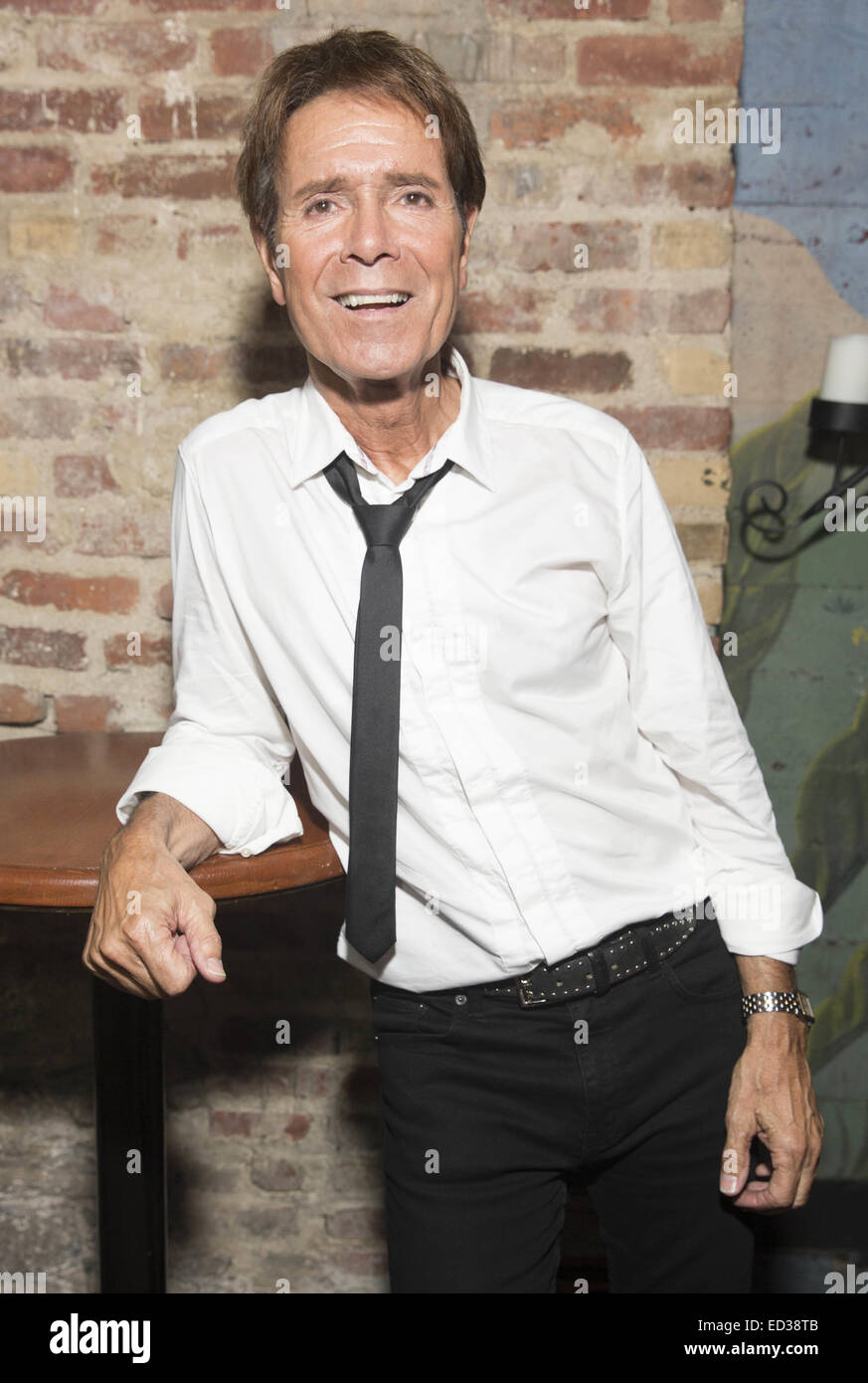 Cliff Richard ringrazia i suoi fan affezionati a New York con concerto gratuito e una sessione di domande e risposte al Gramercy Theatre. La bambola vivente hitmaker era stato deluso dopo un supporto pianificato slot con Morrissey ha dovuto essere annullata a causa di The Smiths' cantante del malato guarire Foto Stock