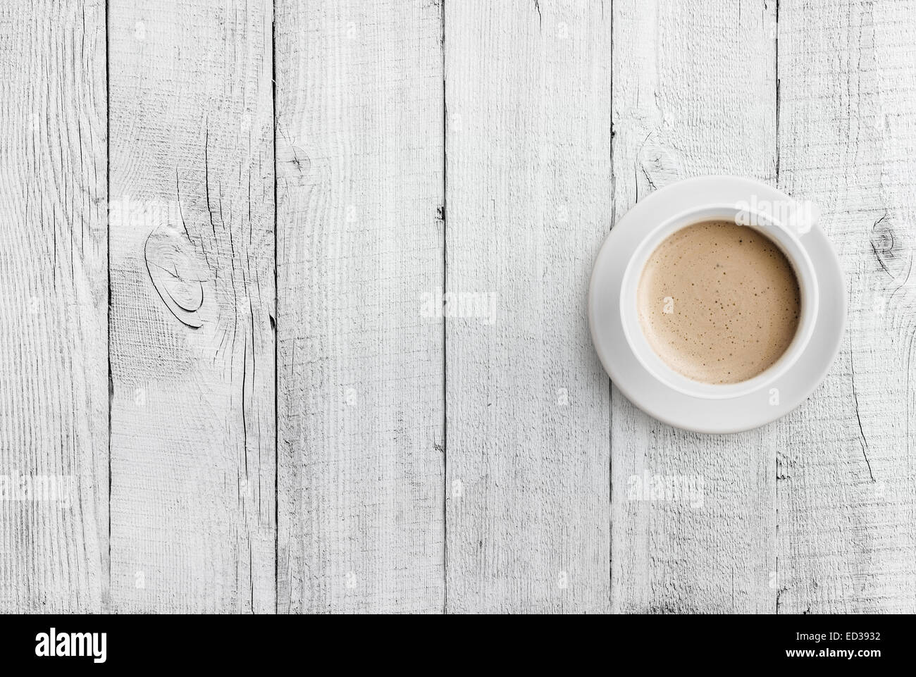 Tazza di caffè vista dall'alto in legno bianco sullo sfondo della tabella Foto Stock