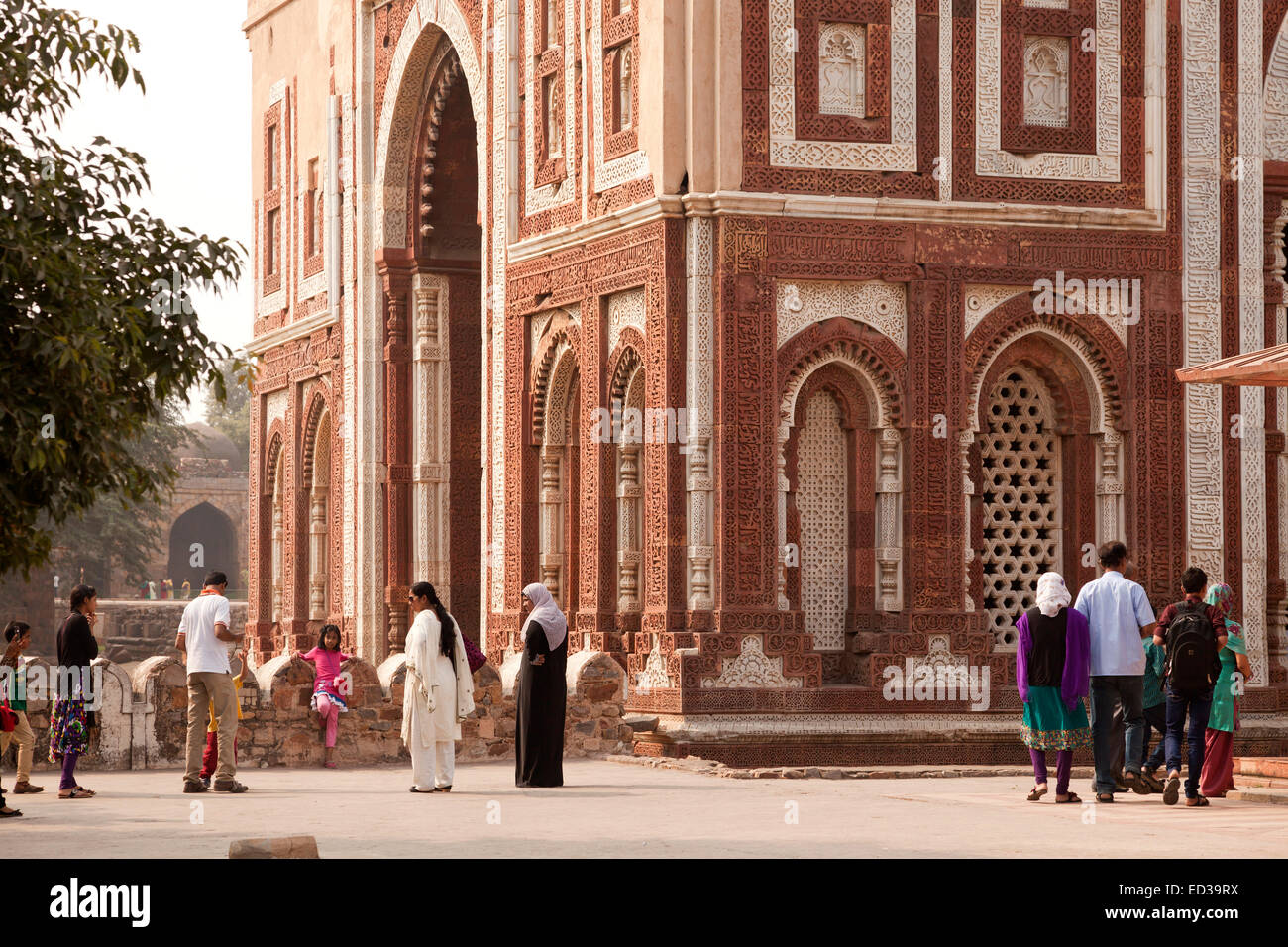 Alai Darwaza o Gate Alai presso il complesso di Qutb, Sito Patrimonio Mondiale dell'UNESCO a Delhi, India, Asia Foto Stock