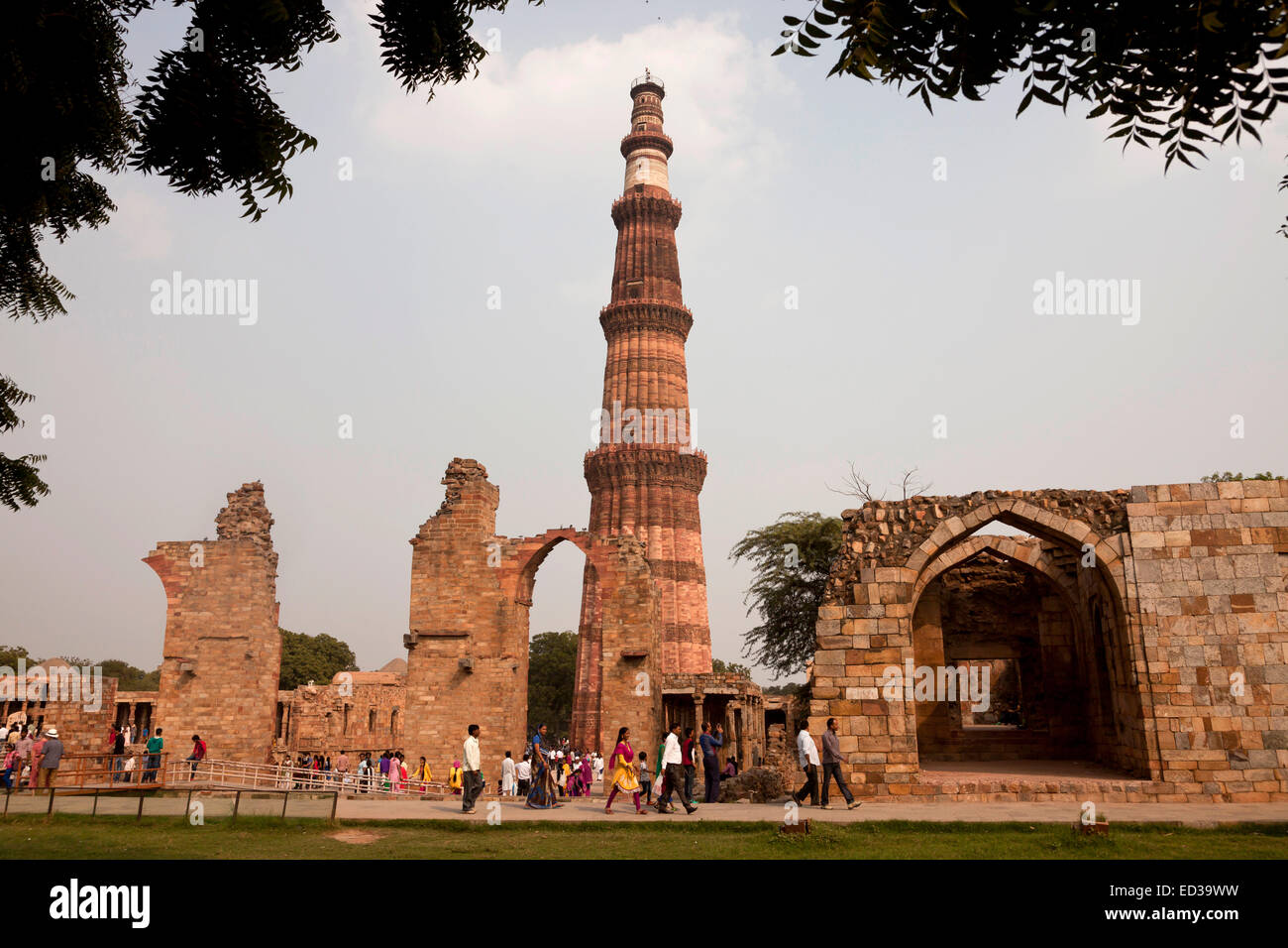 Qutb Minar e Quwwat-Ul-islam moschea rovine presso il complesso di Qutb, Sito Patrimonio Mondiale dell'UNESCO a Delhi, India, Asia Foto Stock