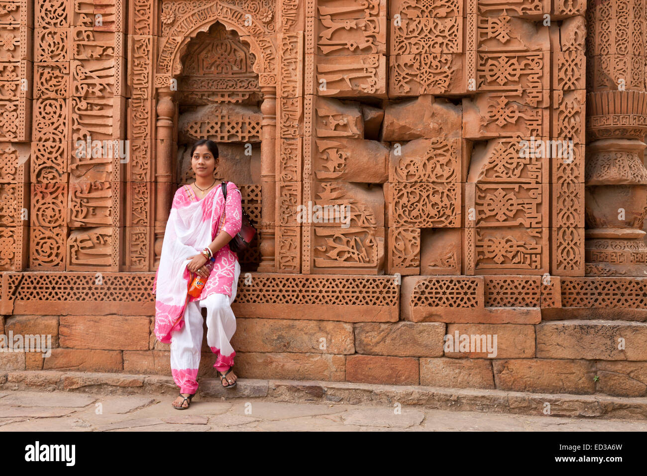 Giovane donna indiana in posa presso il complesso di Qutb, Sito Patrimonio Mondiale dell'UNESCO a Delhi, India, Asia Foto Stock