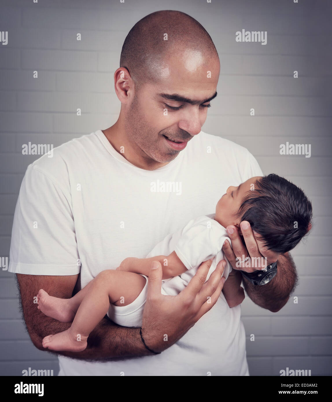 Ritratto di bello padre tenendo le mani sul piccolo grazioso baby, trascorrendo del tempo a casa bella giovane famiglia, l amore e la felicità Foto Stock