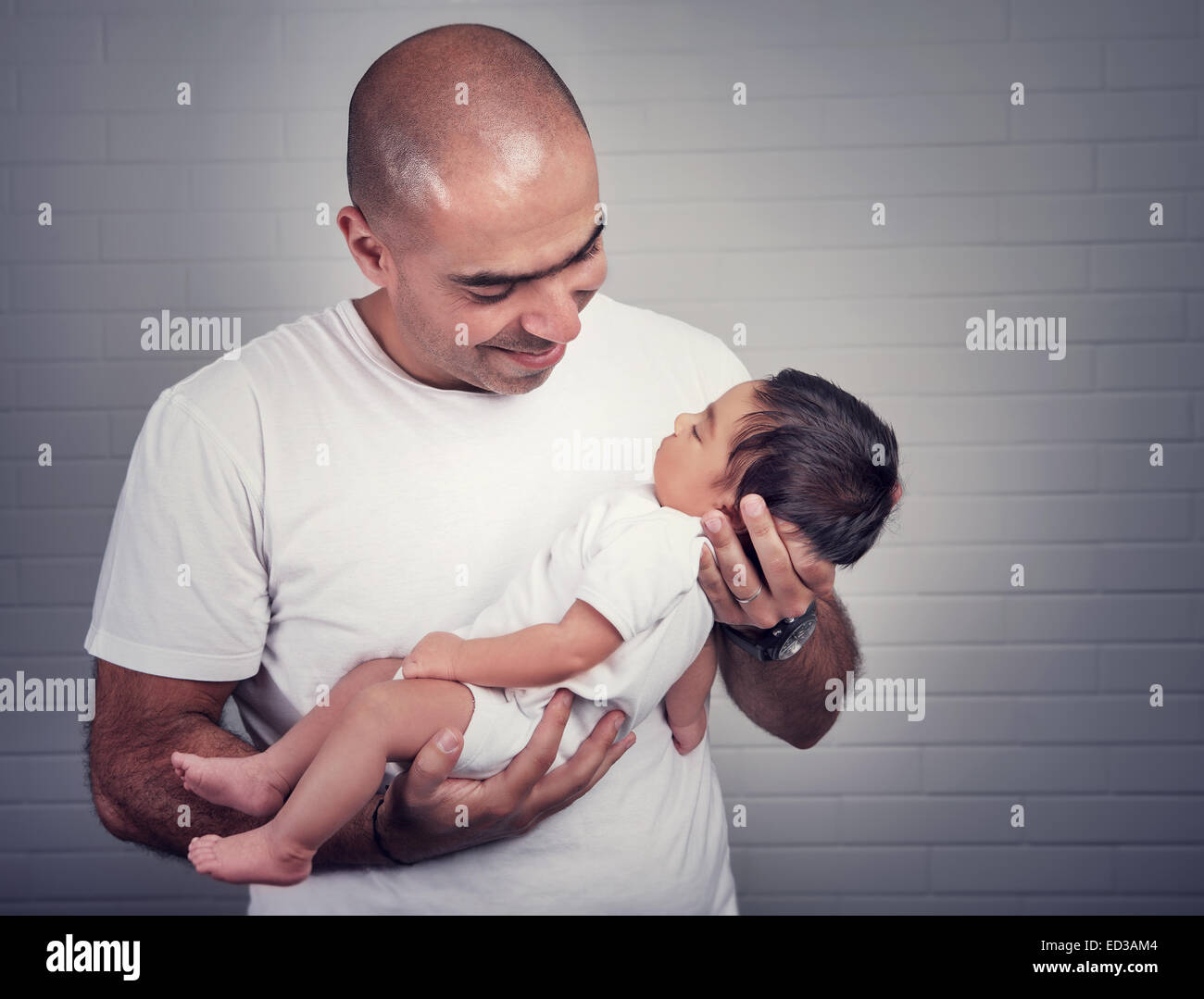 Ritratto di bello padre tenendo le mani sul piccolo grazioso baby, trascorrendo del tempo a casa bella giovane famiglia, l amore e la felicità Foto Stock