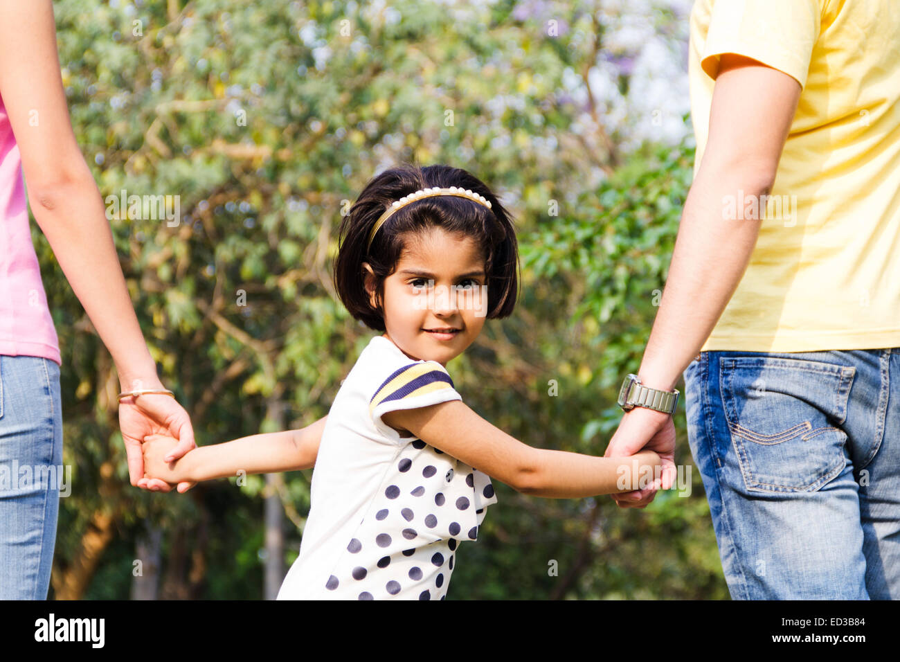 Indian i genitori con bambini godono di parcheggio Foto Stock