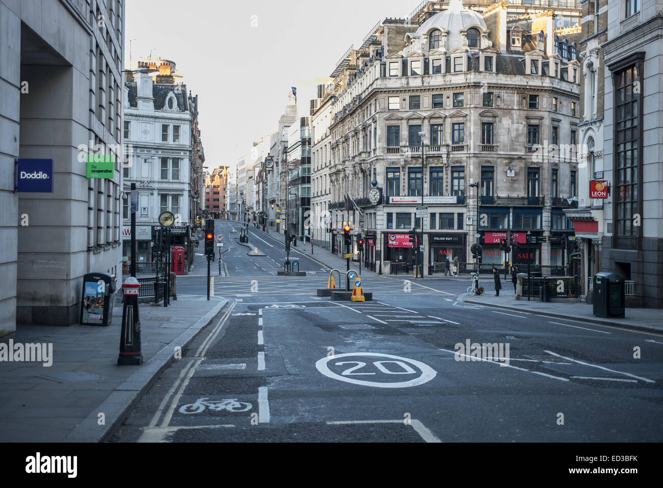 Londra, UK, 25 dic 2014. strade vuote di Londra su presto la mattina di Natale. Credito: Piero Cruciatti/Alamy Live News Foto Stock