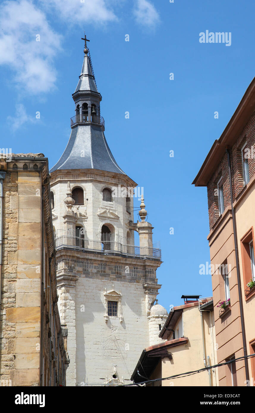 Campanile di una chiesa nel centro storico di Hondarribia, una città in Gipuzkoa, Paesi Baschi, vicino al confine francese. Foto Stock