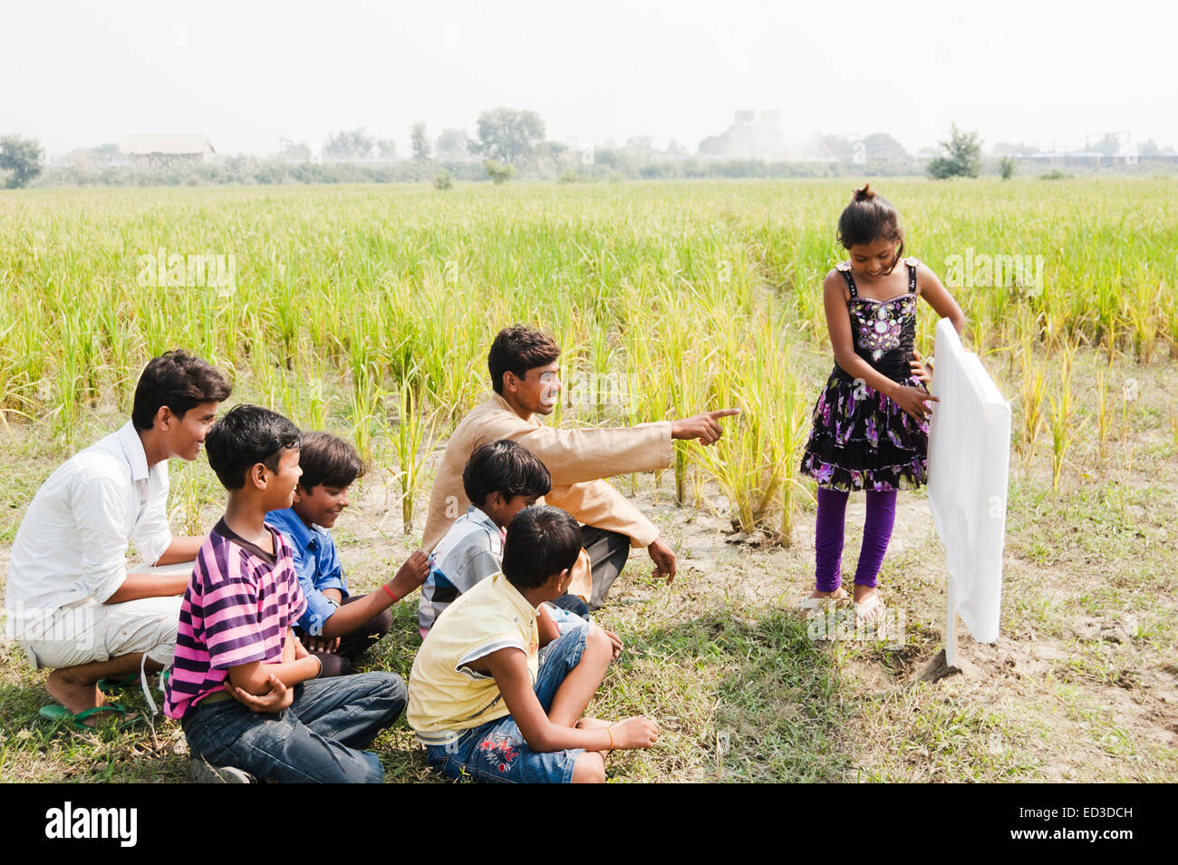 Rurale indiano agricoltore e i bambini che mostra la Bacheca Foto Stock