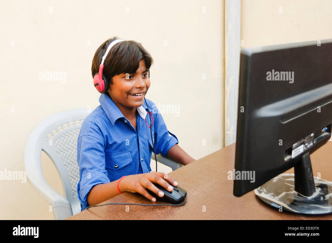 1 rurale indiano ragazzo figlio di lavoro del computer Foto Stock