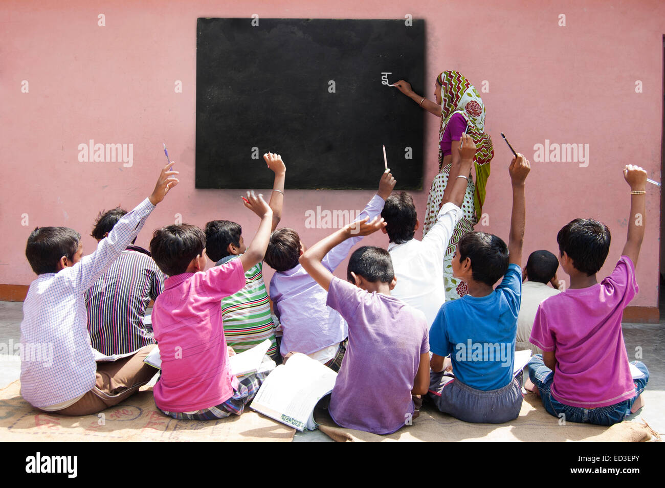 Rurale indiano donna insegnante di insegnare ai bambini Foto Stock