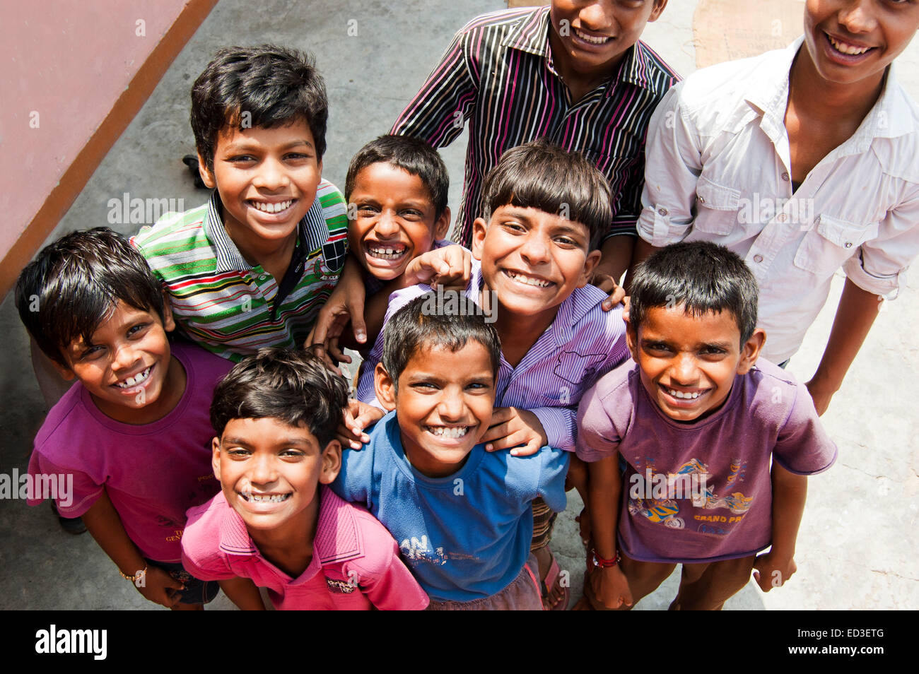 Indian bambini rurali gruppo folle divertimento Foto Stock