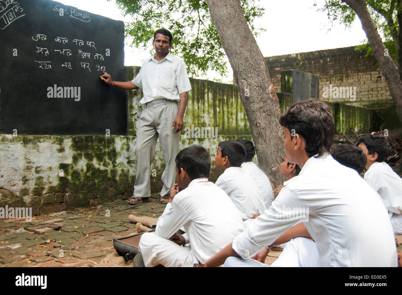 Rurale indiano uomo insegnante per insegnare ai bambini Foto Stock