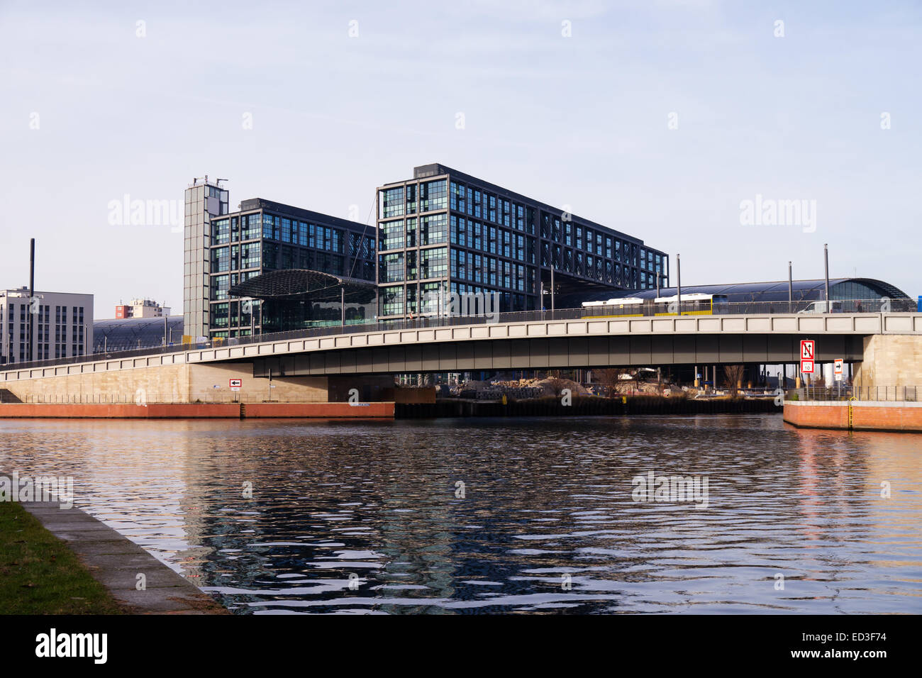 La stazione centrale e il fiume Sprea a Berlino Foto Stock