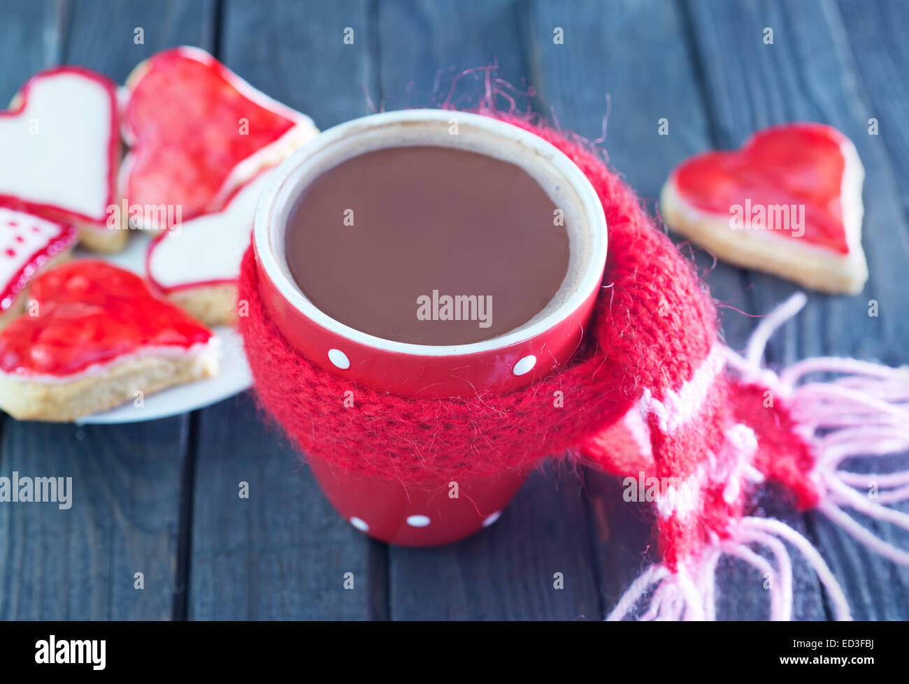 Bevanda di cacao in rosso e coppa su un tavolo Foto Stock