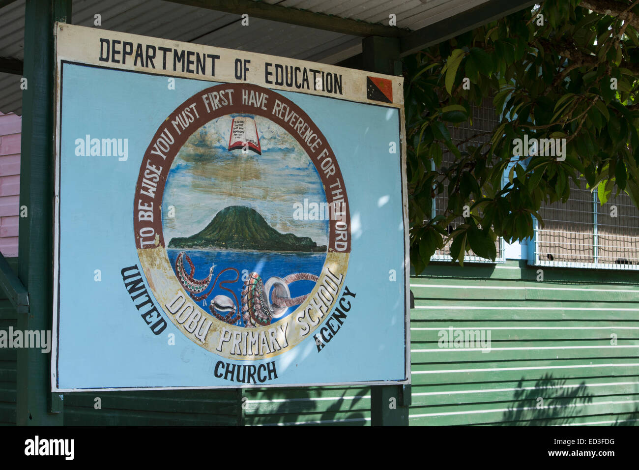 La Melanesia, Papua Nuova Guinea, Dobu isola. Dobu scuola primaria. Aula scolastica esterno con segno. Foto Stock