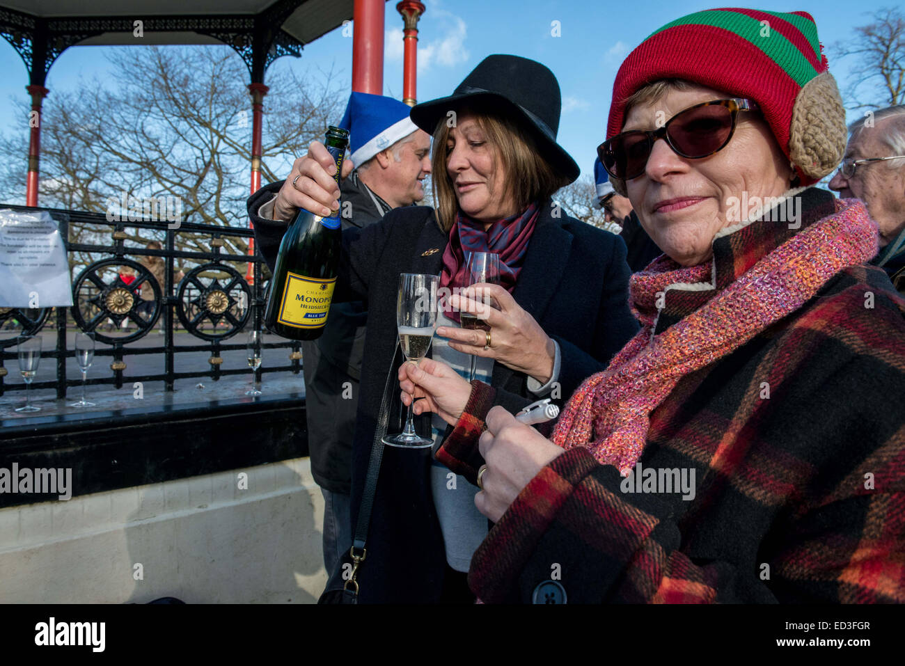 Londra, Regno Unito. 25 dic 2014. Clima mite e sole luminoso ha incoraggiato molti londinesi di trascorrere il tempo di Natale all'aperto. Molte persone di andare ai parchi locali per celebrare il tempo di festa insieme e rilassarsi. 25 dic 2014. Credito: Velar concedere/ZUMA filo/ZUMAPRESS.com/Alamy Live News Foto Stock