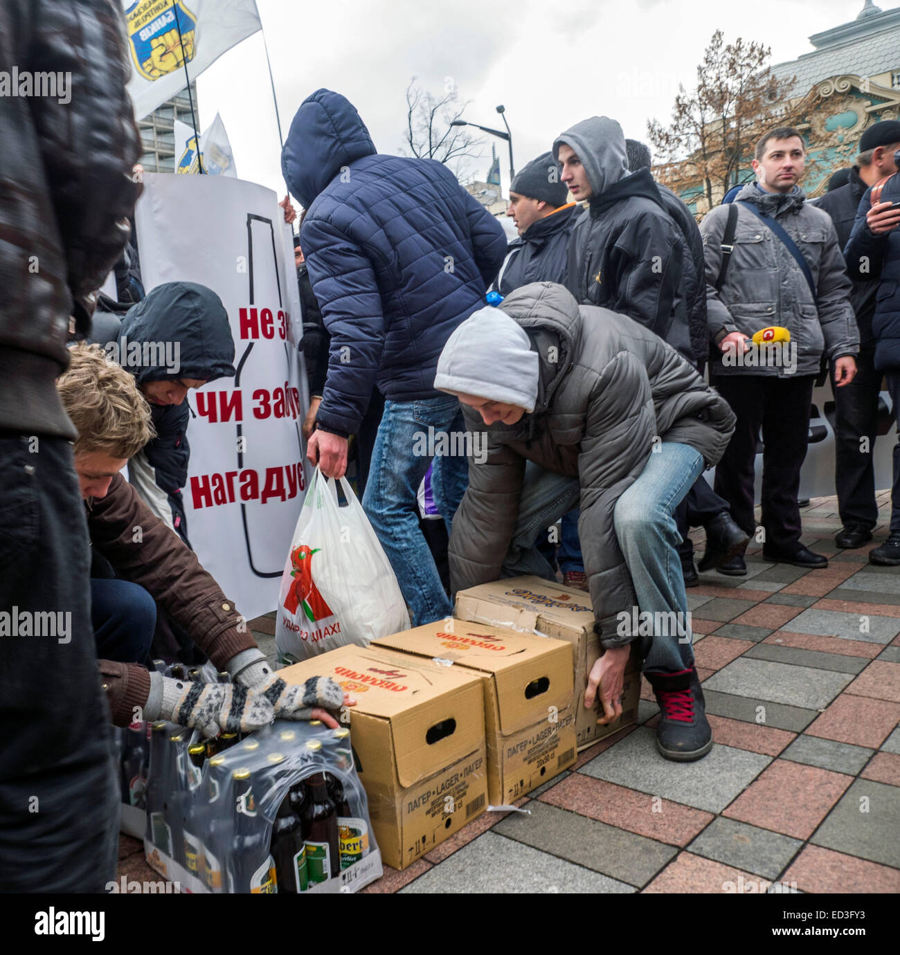 Kiev, Ucraina. 25 dic 2014. Oggi, 25 dicembre, 2014 a Kiev, in Ucraina, in prossimità della Verkhovna Rada di rappresentanti dello Stato Enterprise 'Ukrspirt' protestando con cartelli contro la privatizzazione di 'Ukrspirt' e cantato "Esercito - armi,' Ukrspirt - volontà! ' In aggiunta, i manifestanti hanno portato con loro alcool, gli organizzatori hanno promesso di mostrare sulla piazza di fronte al Parlamento la preparazione di 'Molotov cocktail'. Hanno portato con loro più di 10 confezioni di birra e un recipiente con un liquido sconosciuto. Credito: Igor Golovnov/Alamy Live News Foto Stock