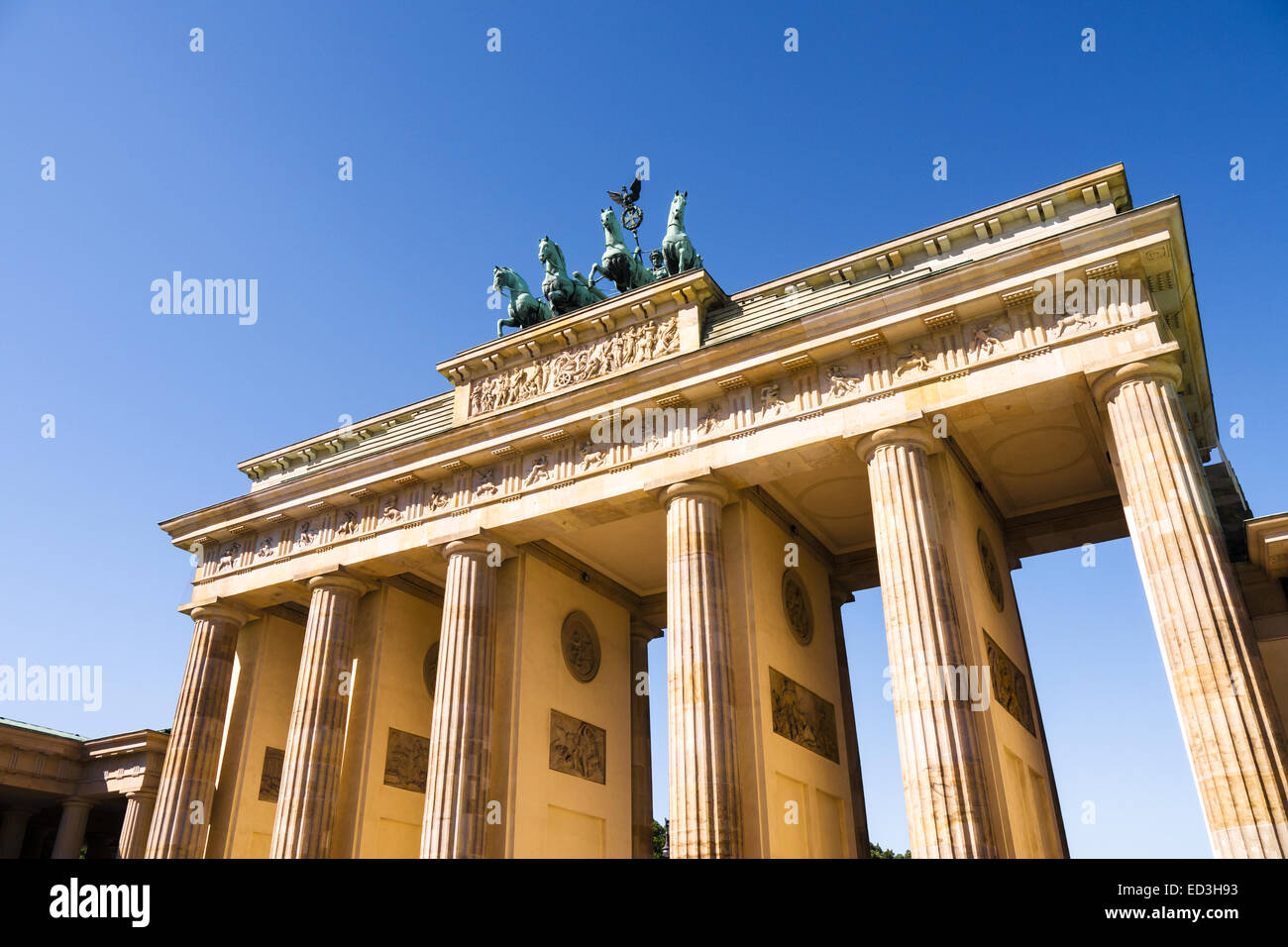 Brandenburger Tor berlino con Cielo di estate blu Foto Stock