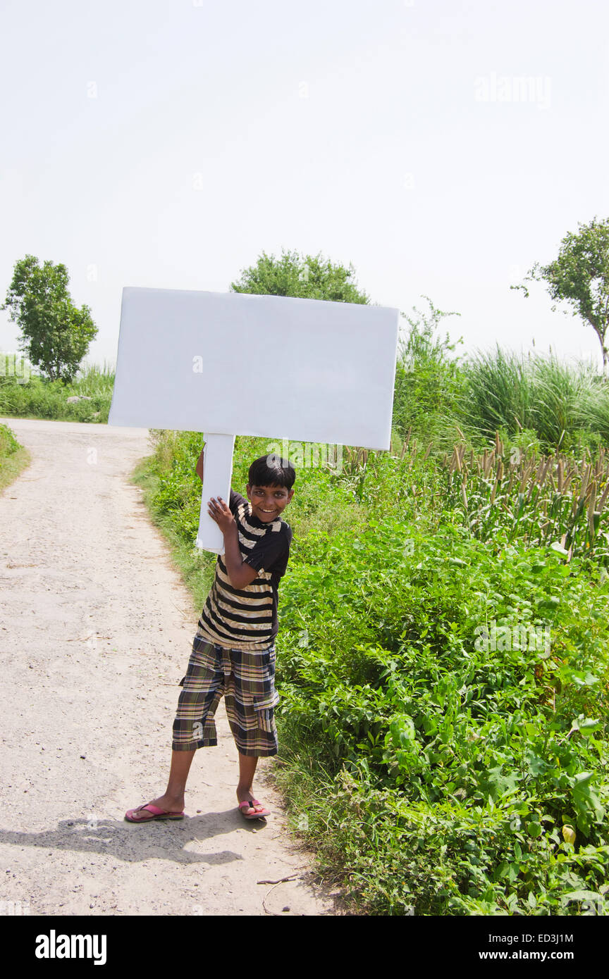 1 bambino rurale ragazzo di strada sterrata che mostra la Bacheca Foto Stock