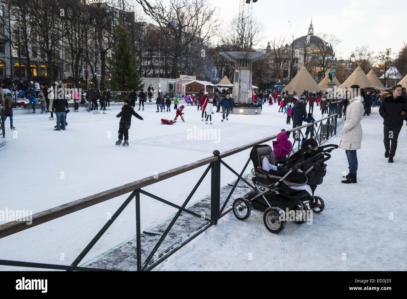 I bambini sono il pattinaggio il centro di Oslo in una fredda giornata invernale Foto Stock